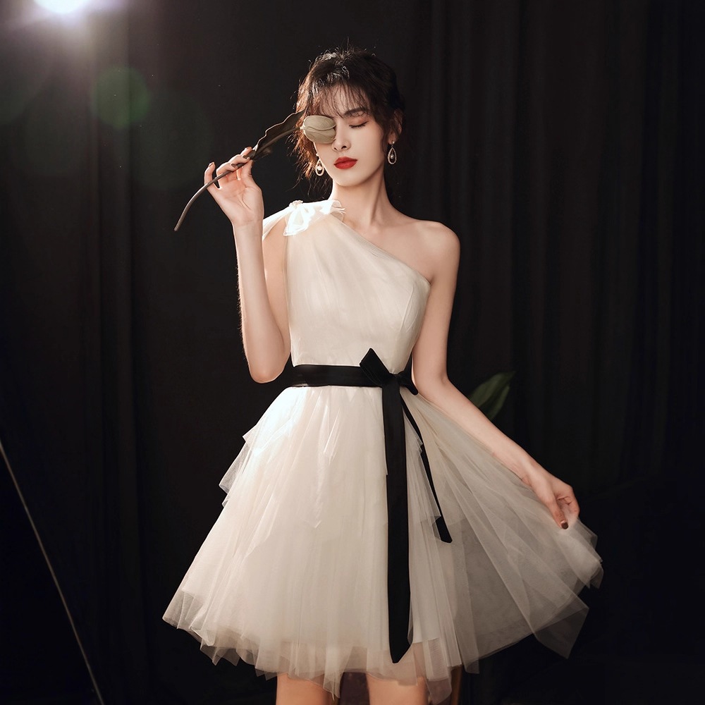 【送.料.無.料.急速発送】白2025ワンショルダー仙低身長ワンピースドレス 演奏会 ウェディング 発表会 成人式 二次会 お呼ばれ 6,048円