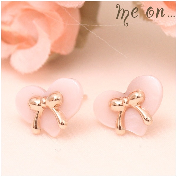 me on... K10ピンクゴールド ピンクシェル ハート リボン ピアス 発送目安２-３週間