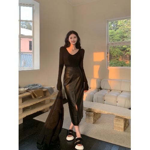 スカート ロング ロング丈 スリム タイト 細身 ストレート スリット レザー 快適 着心地 かわいい 大人可愛い きれいめ シンプル カジュアル 大人 上品 おしゃれ お洒落 かっこいい レトロ