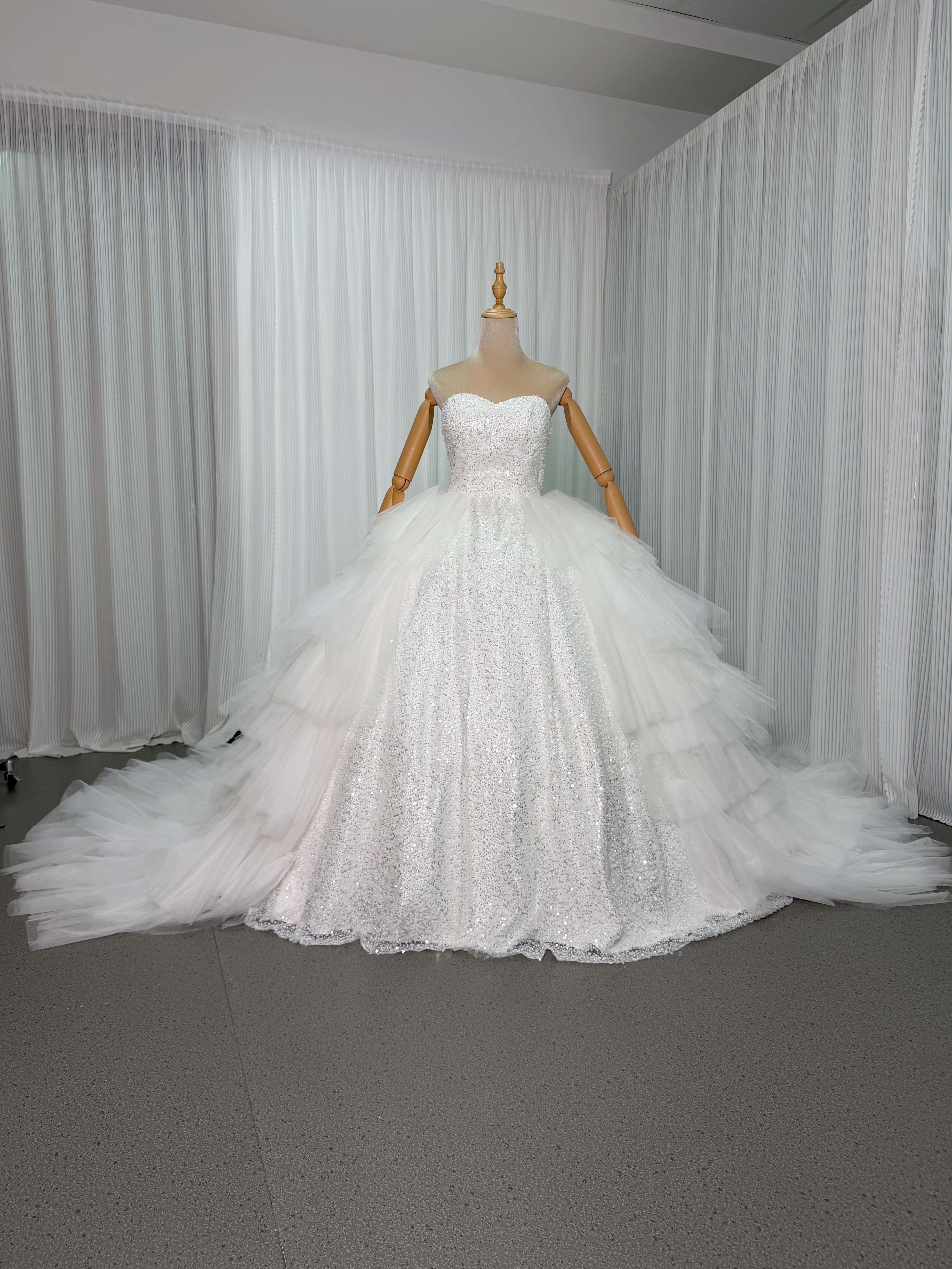 豪華！ウエディングドレス ベアトップ ビジューレース キラキラスパンコール 華やかなトレーン 拳式/前撮り