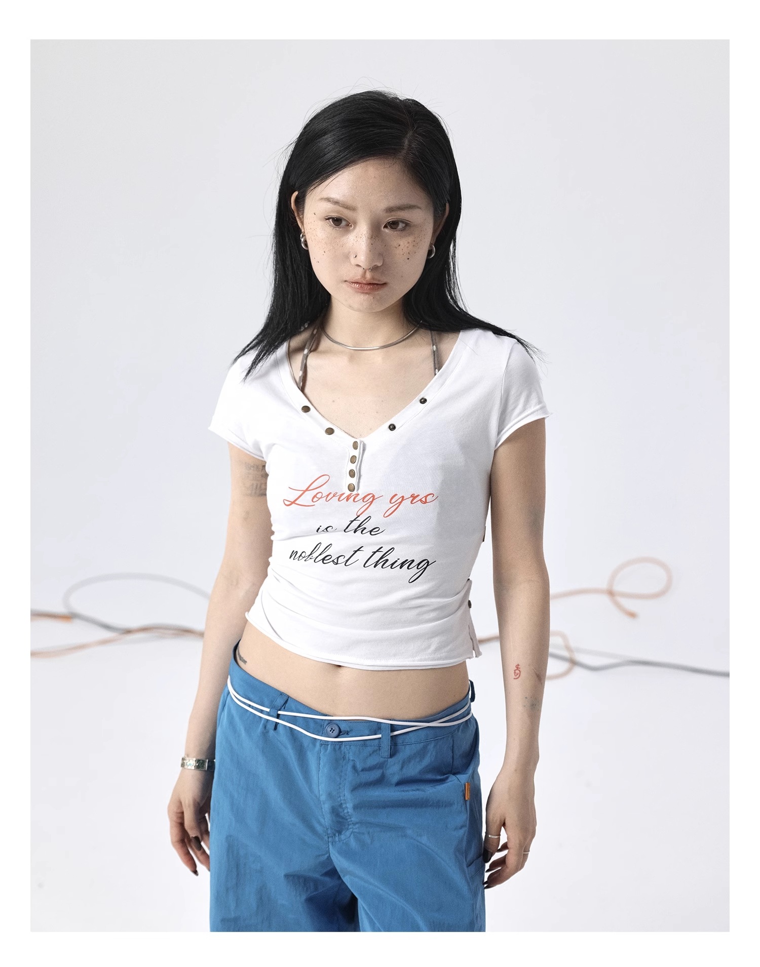 夏 白 Vネック ブレスト デザイン センス ニッチ Tシャツ レター 半袖 トップス レディース 個性的 トップス Tシャツ 白シャツ 袖あり 半袖 Vネック 襟なし シンプル カジュアル おしゃれ