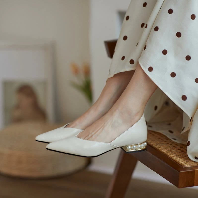 500円OFFクーポン レディース パンプス ローヒール パール 靴の踵 安定感 ローヒール 女性 付き 歩きやすい ヒール 軽量 おしゃれ チャンキーヒール 走れる 痛くない レディース ポインテッ