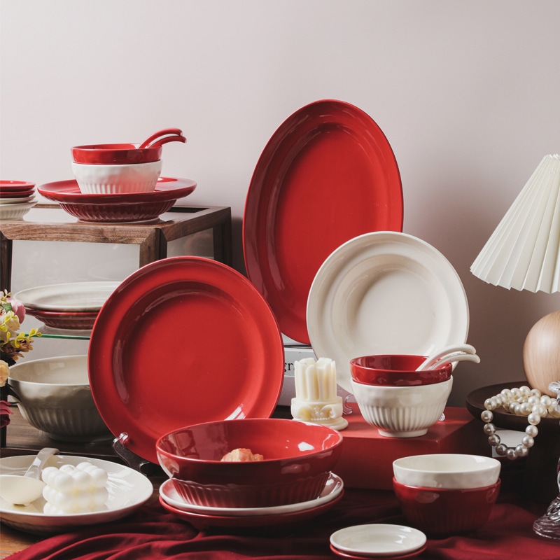 新しい高価値のお祝いの食器セット新しい中国スタイルのボウルとプレートセットの食器のための新しい家の赤いボウルと食器