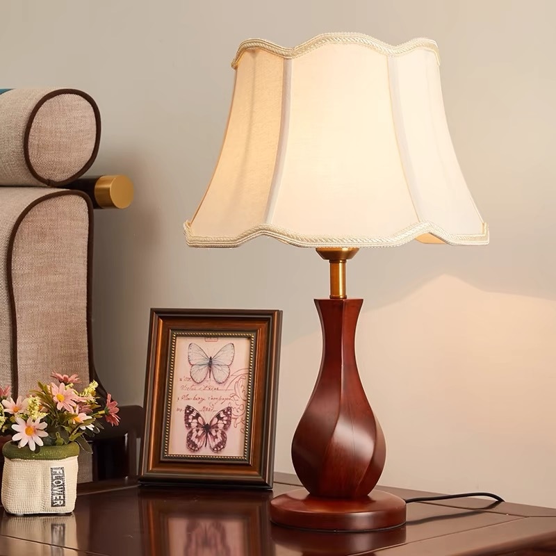 中国標準220 vアメリカンレトロソリッドウッドデスクランプベッドルームベッドサイドモダンチャイニーズリビングルームランプファッショナブルな温かいホテル家庭用ランプ