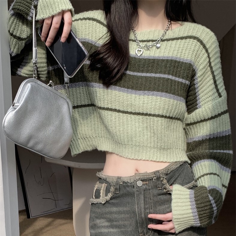 ランダムピッチボーダー柄 くびれ見せ お腹見せ クロップド トップス セーター ショート丈 長袖 ドロップショルダー 襟なし ボートネック ニット 伸縮性 かわいい 大人可愛い シンプル カジュアル