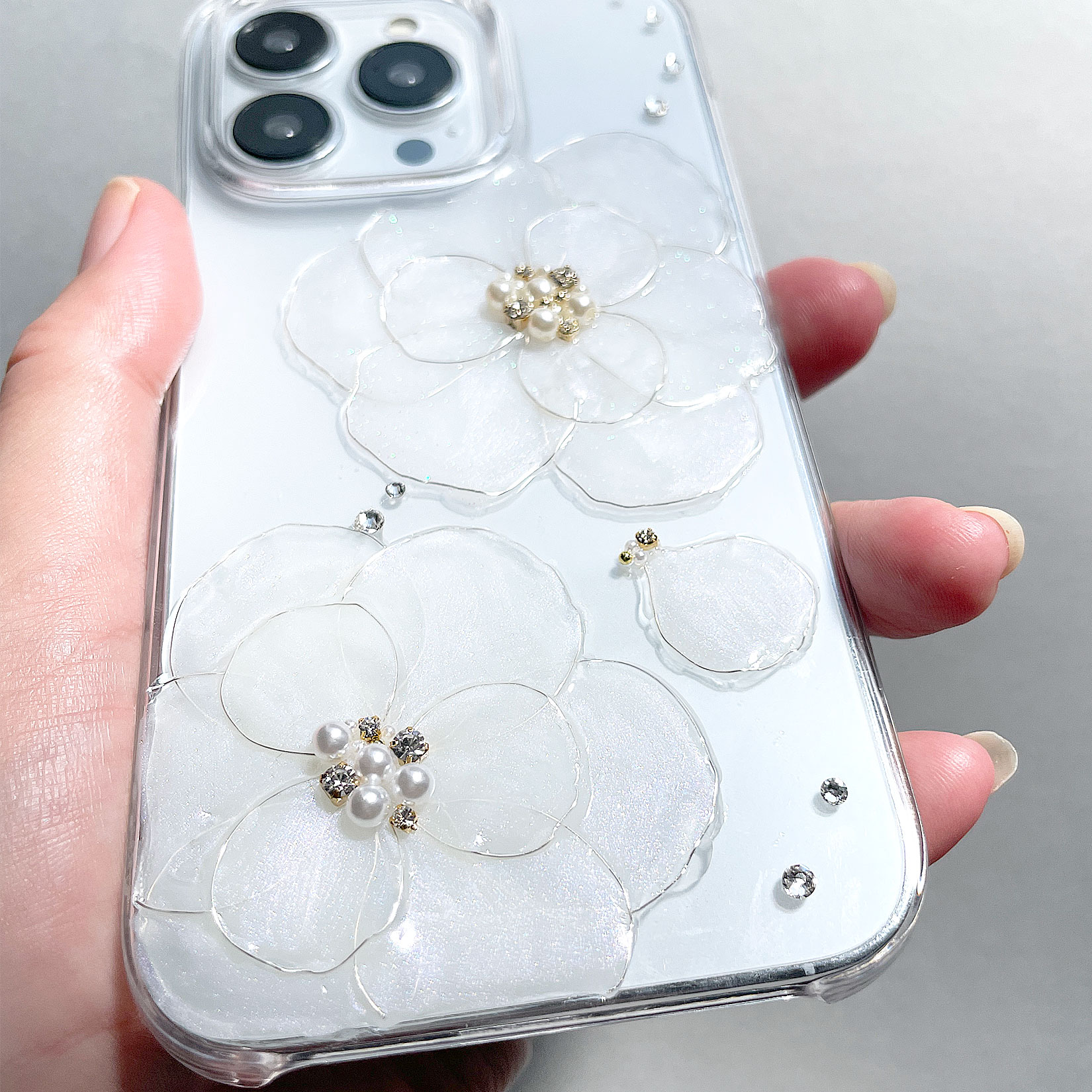 iPhone13mini ダブルホワイトカメリア フラワー スマホケース デコ クリアケース お花 ストーン パール スマホカバー レジン デコ かわいい