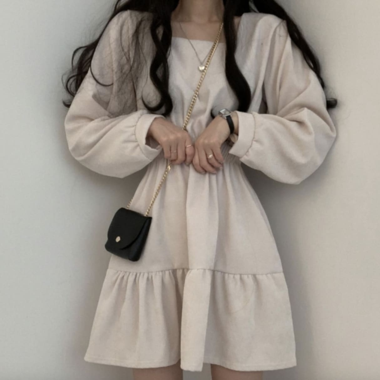 ワンピース デート フレア ショート丈 膝上 袖あり 長袖 スクエアネック アプリコット レッド ブラック 大人 個性的 上品 お洒落 主役級 存在感 無地 細見え 韓国 ミニ 脚長効果 10代