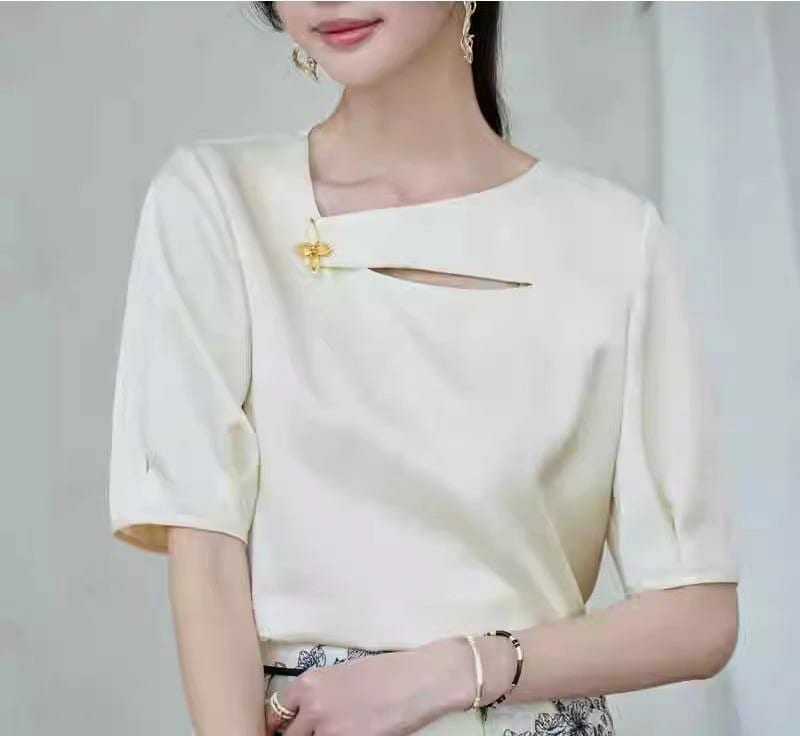 シフォンシャツ ブラウス レディース 夏 フェミニン 女性 カジュアル 花モチーフ シンプル 半袖 プルオーバー スラントカラー 通勤 オフィス 薄手 軽量 柔らかい トップス お腹カバー スリム