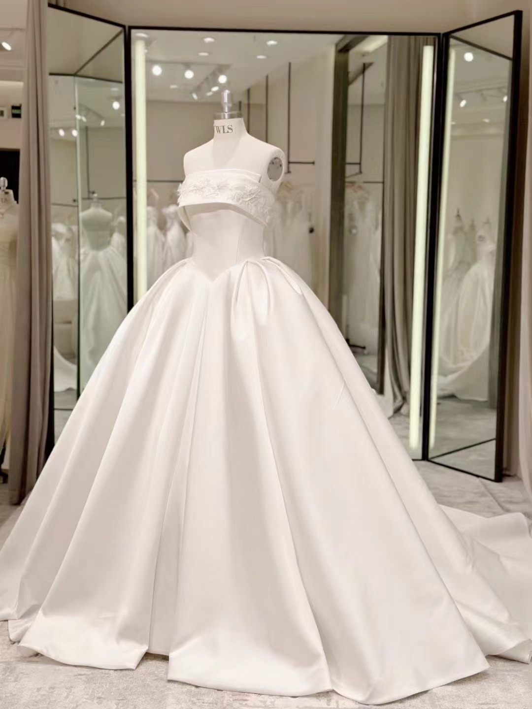 ウェディングドレス ベアトップ 光沢サテン 繊細レース プリンセスライン 結婚式/披露宴