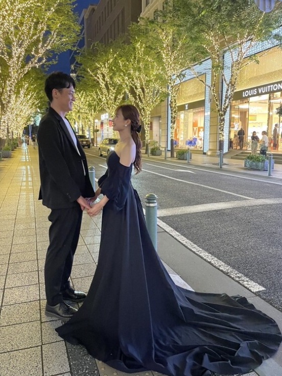 実例写真！パーティードレス ブラック ベアトップ パフスリーブ 細見えシルエット ロングトレーン