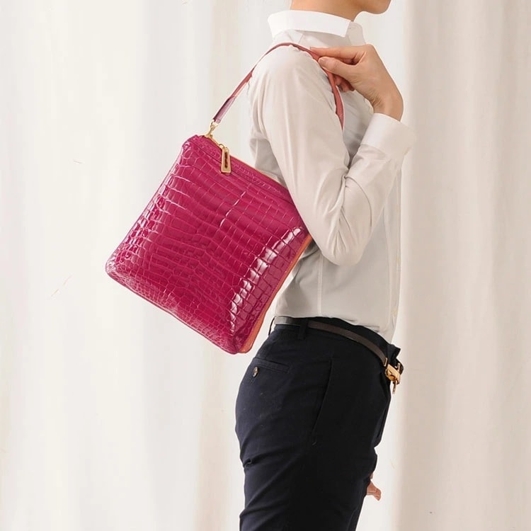 ヘンローン社製原皮使用クロコダイルショルダーバッグシャイニング加工センター取り2WAY仕様 89,540円