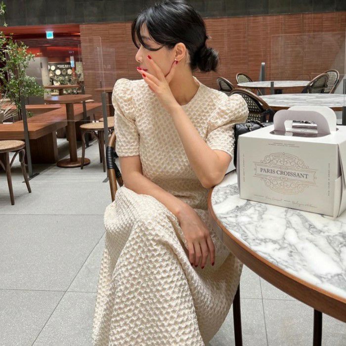 エンボス加工 パワーショルダー ミモレ丈 フレア ワンピース レディース ワンピ 女性 2022 春 夏 春夏 秋 膝下丈 軽い カジュアル かわいい 大人 大人かわいい お出かけ 休日 オフ 女子会