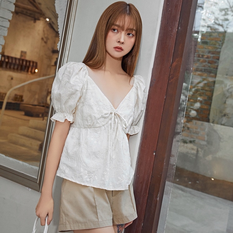 パフスリーブブラウス トップス ブラウス 袖あり 半袖 パフスリーブ Vネック 刺繍 リボン かわいい 大人可愛い きれいめ シンプル カジュアル 大人 上品 おしゃれ お洒落 大人可愛い 大人女子