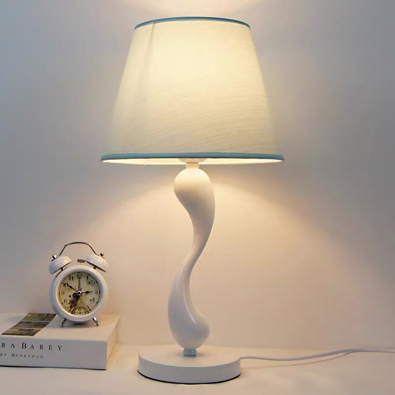 中国標準220 vノルディックベッドルームデスクランプベッドサイドランプリビングルームアメリカンモダンなシンプルな温かいタッチボタンダム可能なデスクランプ