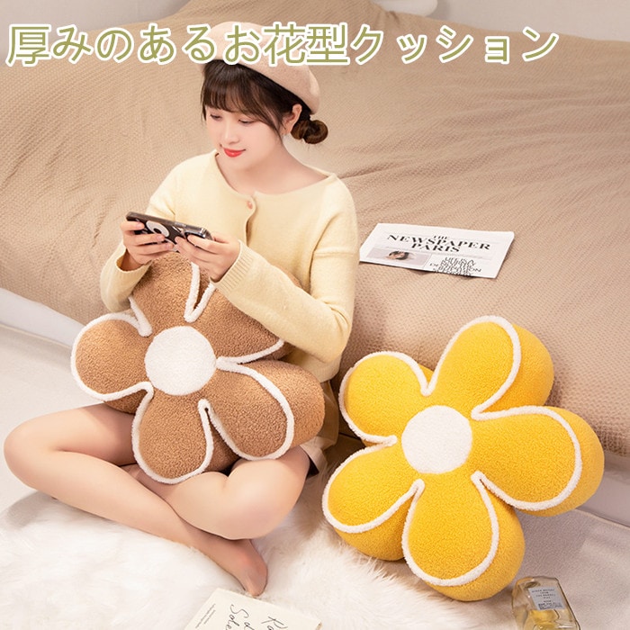 クリーム色のソファと花型クッション 5536329099.jpg