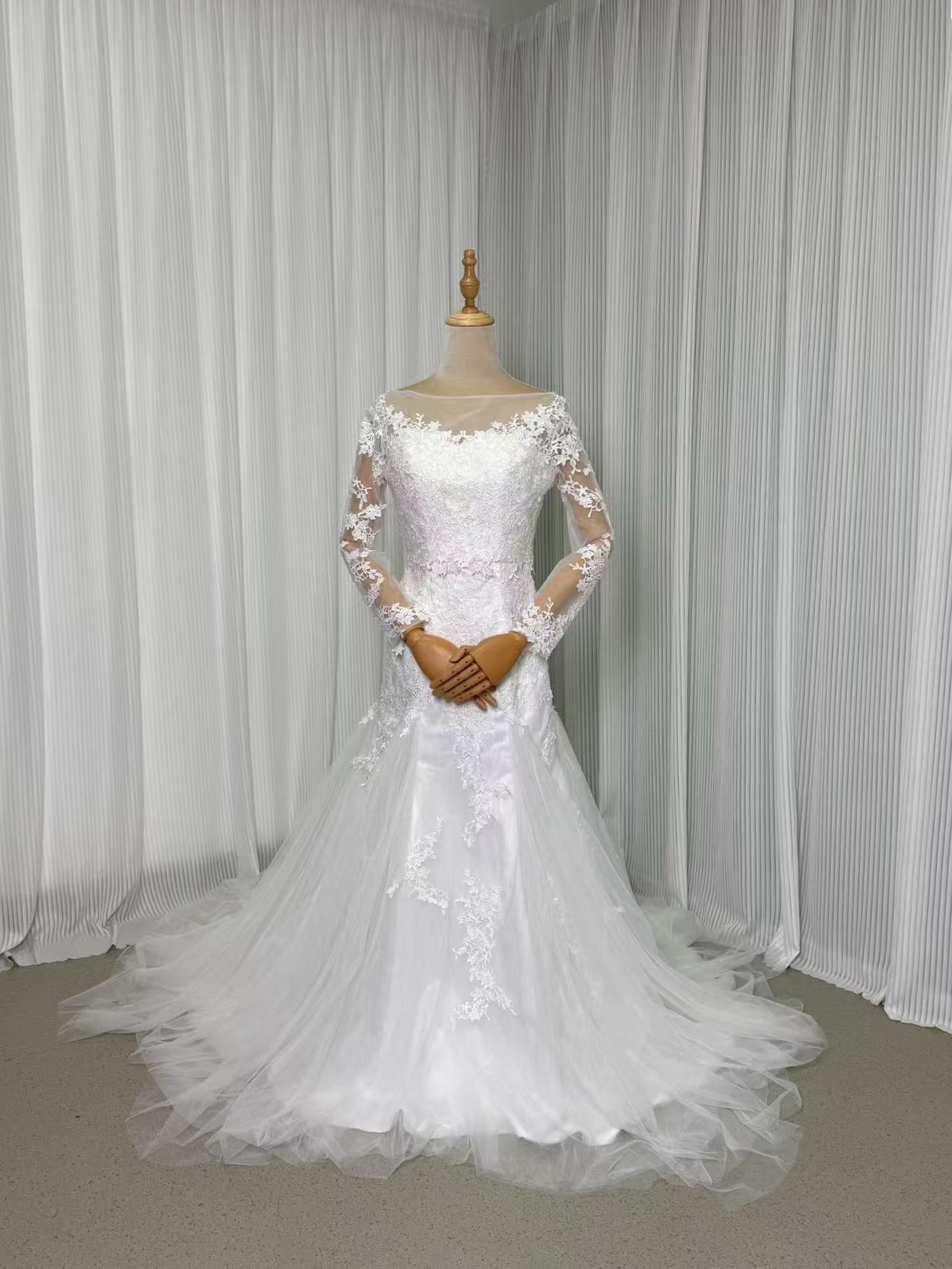 ウエディングドレス ホワイト ラウンドネック 上品レース ソフトチュールロングトレーン マーメイドライン 結婚式 前撮り