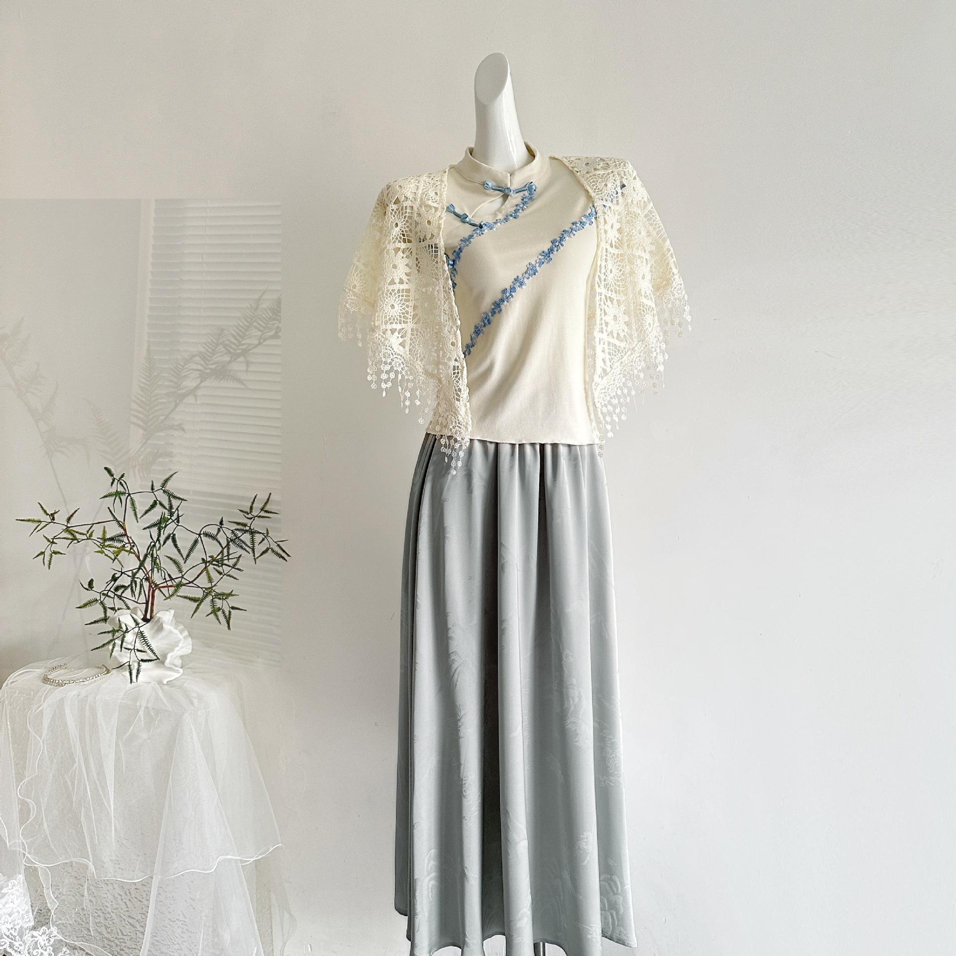 【新中式 改良チーパオ 立ち襟 ボタン ひらり袖 ウェストマジック 刺繍 トップス スカート ケープ セット】
