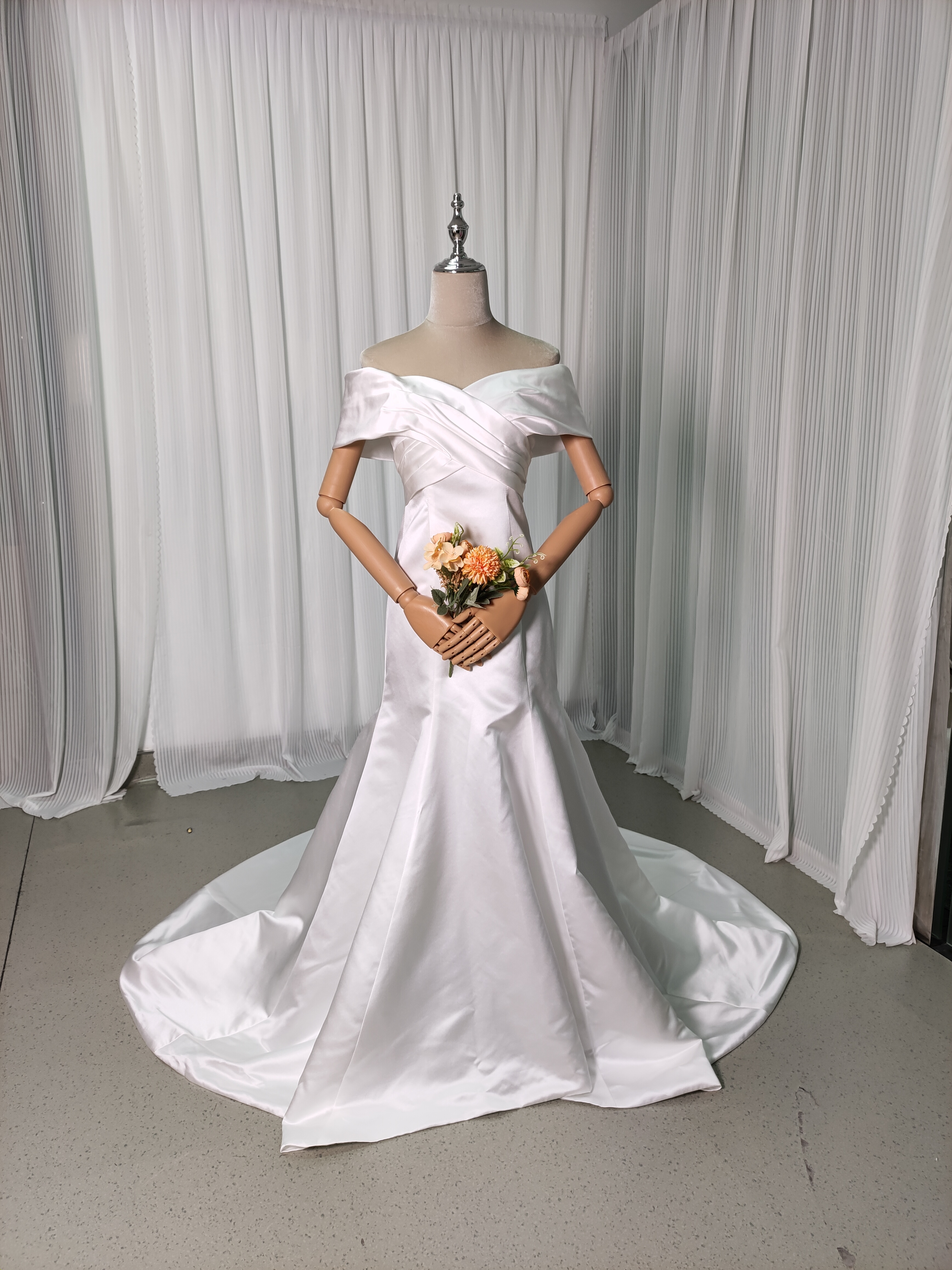 ウェディングドレス オフショルダー ファスナー マーメイドライン 結婚式 光沢サテン エレガント