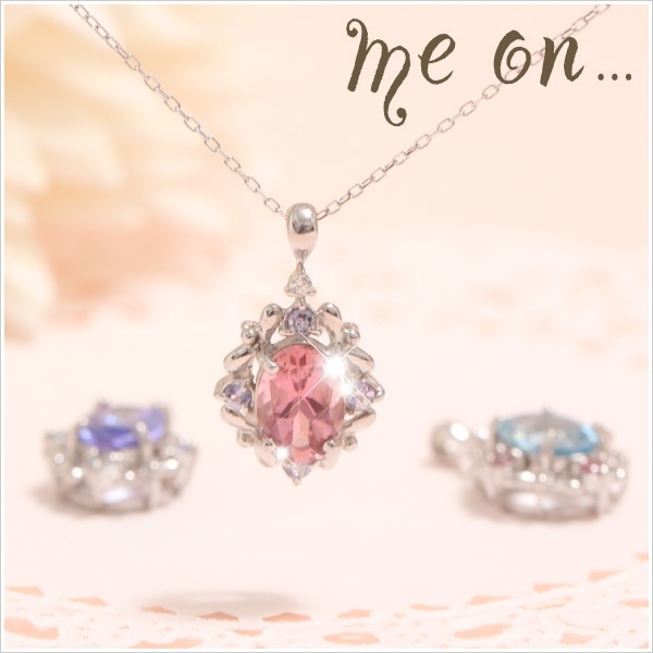 me on... K10ホワイトゴールド オーバルブリリアントカットの大粒の天然石＆４つの小粒の天然石のデザインネックレス 発送目安：２３週間