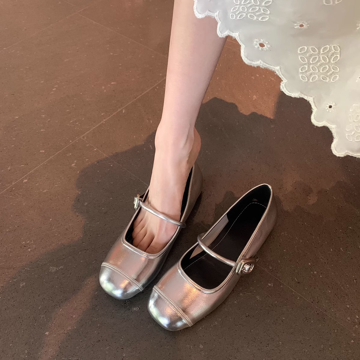 ラムスキンのスーパーソフトフレンチメリージェーンシングルシューズ女性春新作スクエアバックルフラットバレエシューズ通勤テントウムシの靴