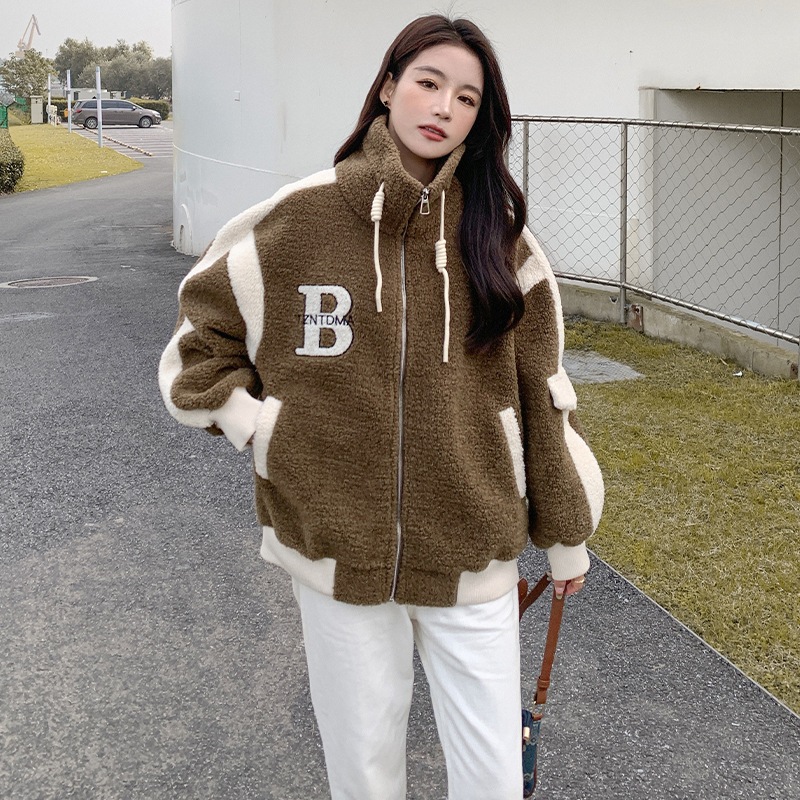 デザイン感が色にぶつかってアメリカの羊の小毛野球服の女性の冬の新型の小柄な顆粒パイルコートをつなぎ合わせた