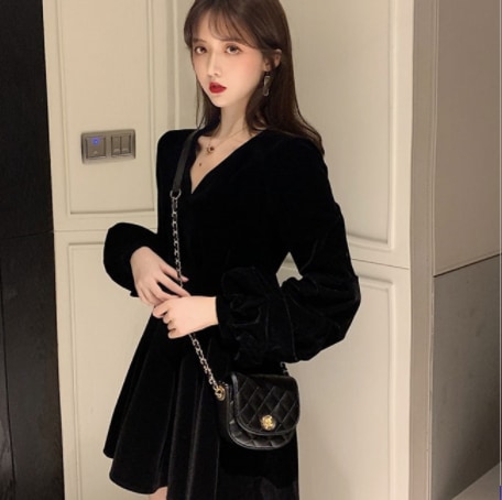 シンプルブラックフレアワンピース ワンピース ミニ丈 ひざ丈 袖あり 長袖 Vネック フレア 5,375円