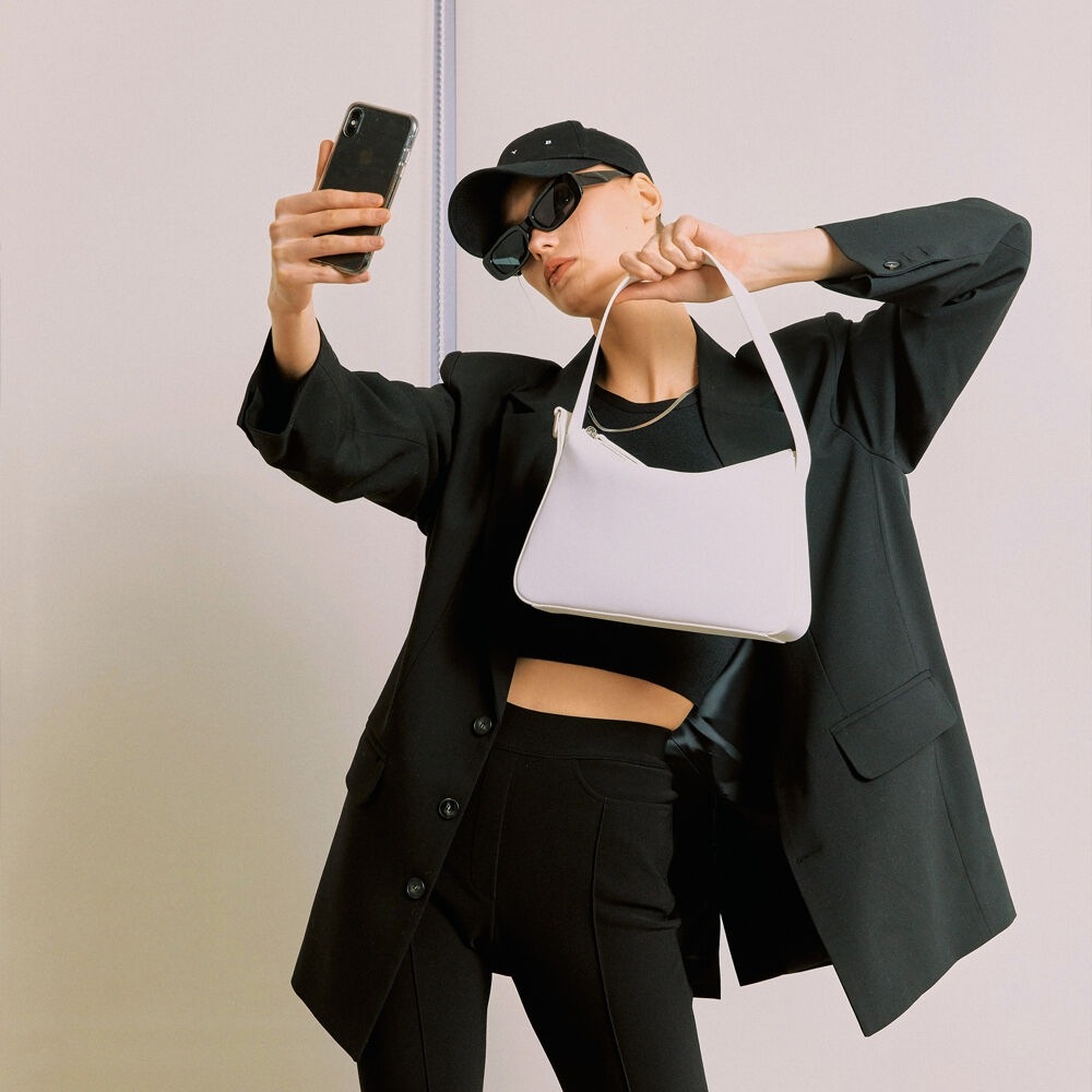BBYB [BBYB X フアンボー] BO.Y バッグボーイバッグ (ホワイト)