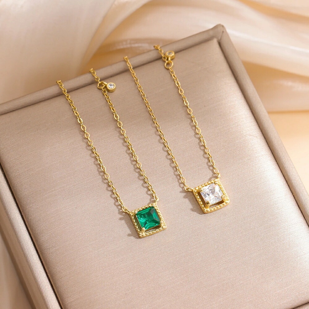 驚きの安さネックレス レディースがエメラルドカラー 一粒 小ぶり 四角 スクエア シンプル 重ね付け 彼女 妻 嫁 母 女性