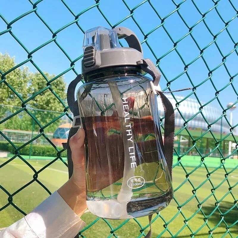 1.5/2Lストラップ付き大容量プラスチックウォーターボトルポータブルスペーススポーツボトルロープ付