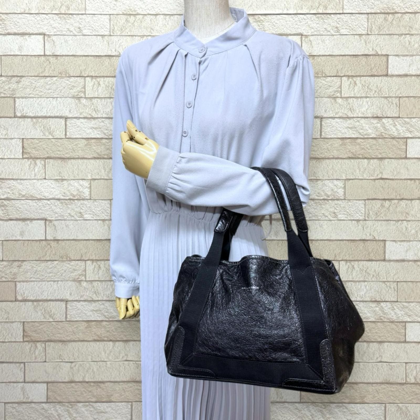 バレンシアガ ネイビーカバ S トートバッグ レザー 542017 ブラック BALENCIAGA 中古