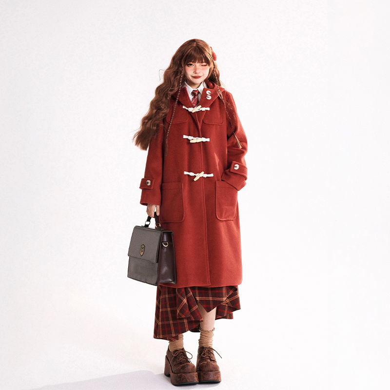 11sh97赤いラシャのコート女性は冬の正月にゆるい保温の中で長い新年の毛のコートを着ていますね