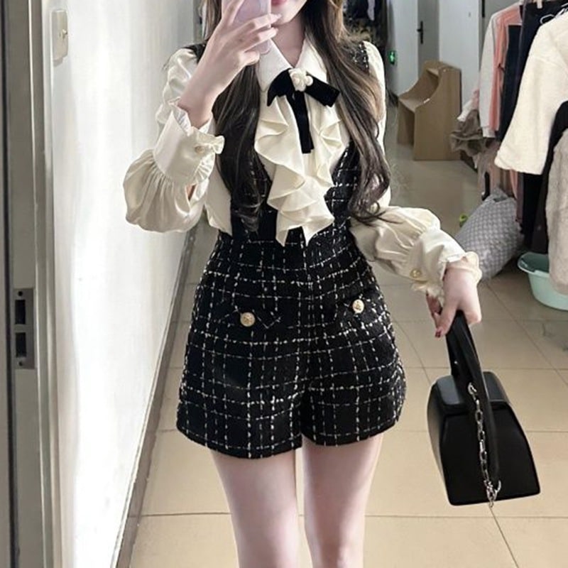 シャネル風のフレンチスタイルの女性用ツーピーススーツフリルブラウスチェック柄サスペンダーショーツゆったりとしたフィット感が特徴で春と秋に最適です