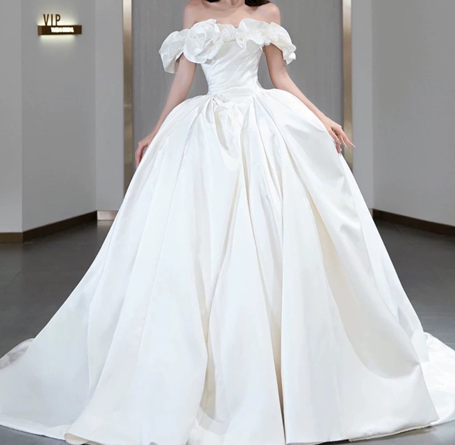 ウエディングドレス オフショルダー ラッフルフリル プリンセスライン ロングトレーン 編み上げ 結婚式