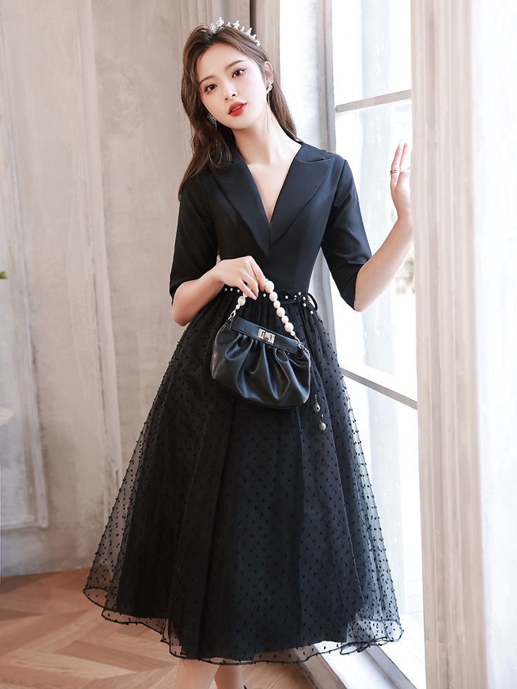 黒いドレスを着た女性のための女性のハイエンドの感覚は通常小さな人々を着ることができます