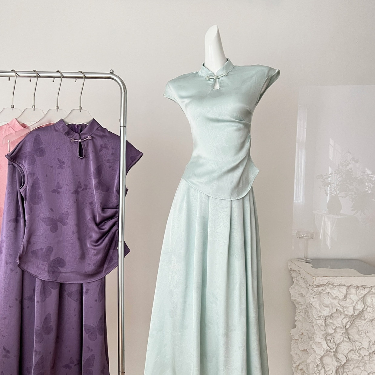 【急速出荷】凌茜恣禾蝶绾緋新中国式蝶チャイナドレス襟上着女性サテン半身スカートセット