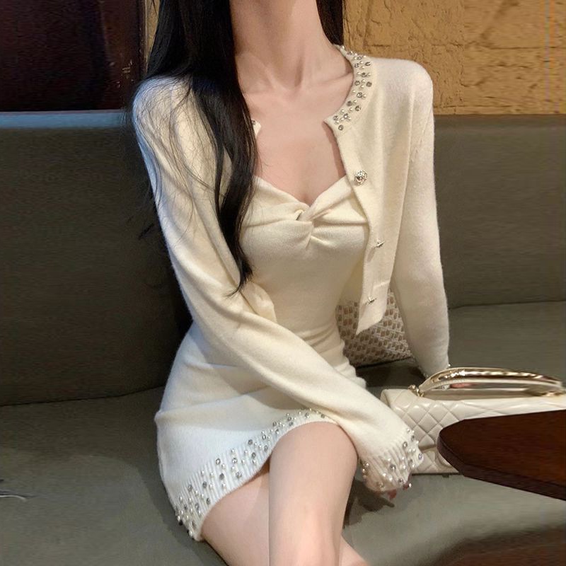 大人っぽくて洗練されたスタイルのレディース春秋ツーピースセット: ラインストーンがちりばめられたニットセーターカーディガンとセクシーなサスペンダードレス