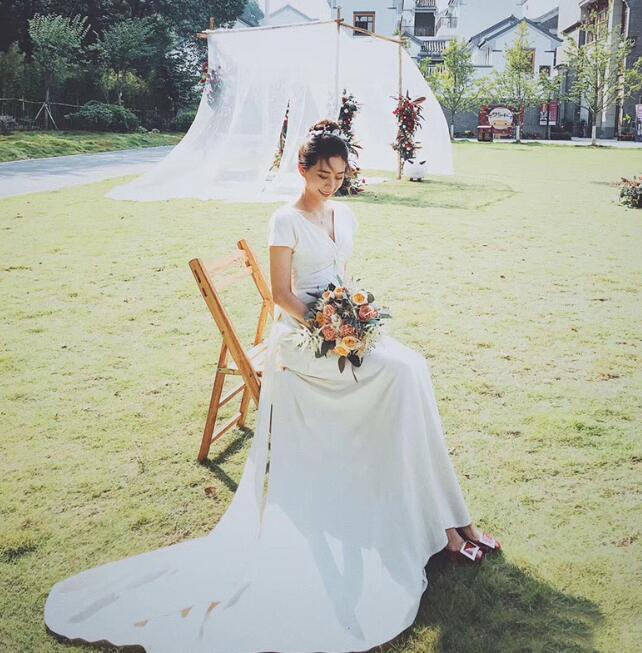 ロングウエディングドレス　白　Ｖネックマキシ丈ウエディングドレス　バックレス サテン素材　森ガールシンプルフォマールドレス　結婚式披露宴花嫁ドレス　マーメイドニブリングドレス　大人二次会ドレス　ロケ撮