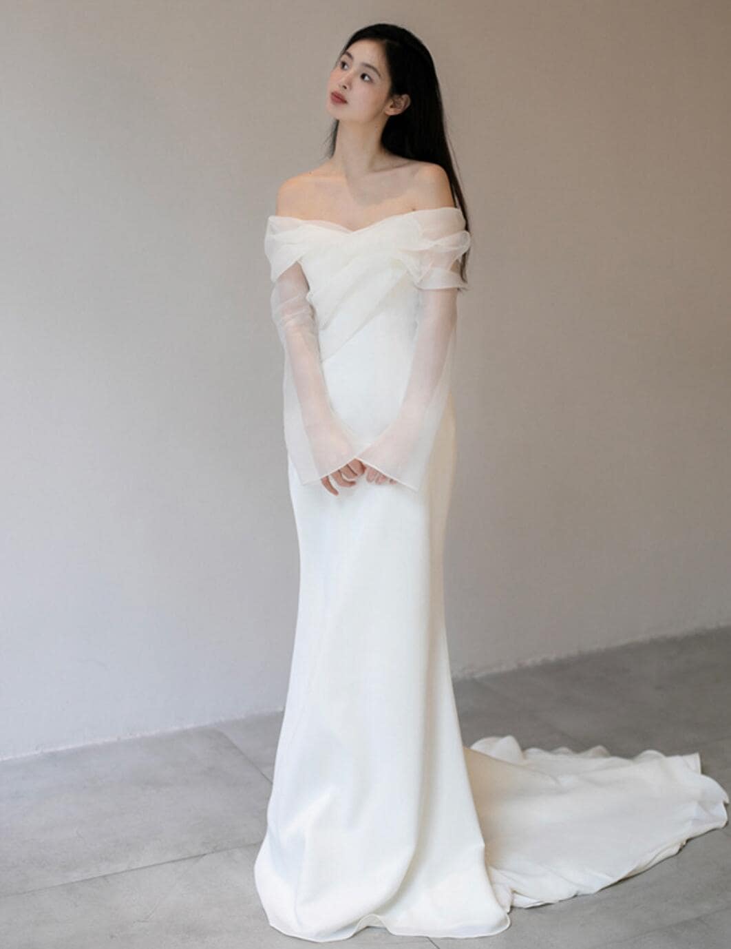 ウエディングドレス オフショルダー 長袖 ロング丈 マキシ丈 スレンダーライン トレーン 美シルエット エレガント 結婚式 披露宴 前撮り フォマール サテン シンプル カジュアル