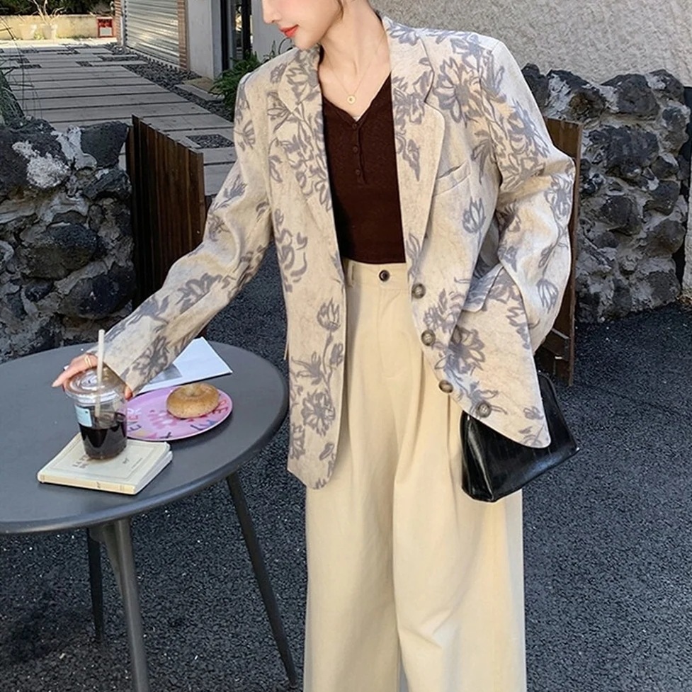 花柄ジャケット テーラードジャケット アウター ジャケット ワイド 襟付き 花柄 ワントーン アースカラー レディース かわいい 大人可愛い おしゃれ ガーリー エレガント 主役級 存在感 キュート