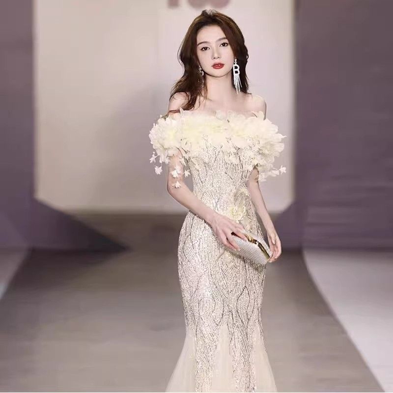 魚の尾のタキシードのスカートの1字の肩のスパンコールの高級感の軽い豪華な大衆は礼儀の金の夏になります