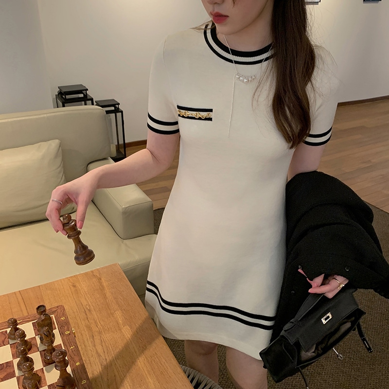 レディース ワンピース プルオーバー バイピング ミニ 半袖 ラウンドネック Aライン チェーン付き フェミニン ハイウエスト 伸縮性 バイカラー ニット 大人可愛い きれいめ シンプル カジュアル