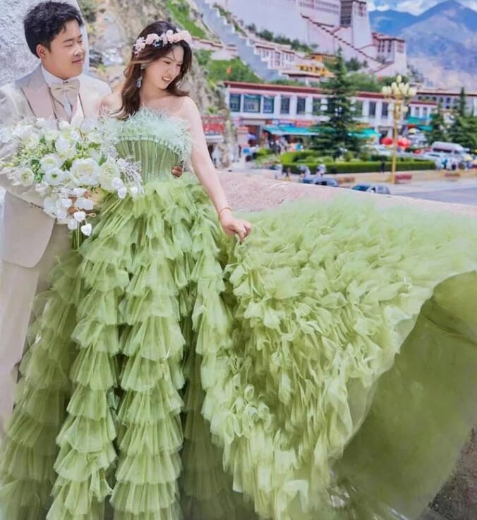 ウェディングドレス 高級感 ロング ワンピース 結婚式ドレス 多重チュール きれいめ 花嫁ドレス 前撮りドレス 後撮り パーティードレス フォトウェディング撮影 可愛い お姫様 成人式ドレス カラード