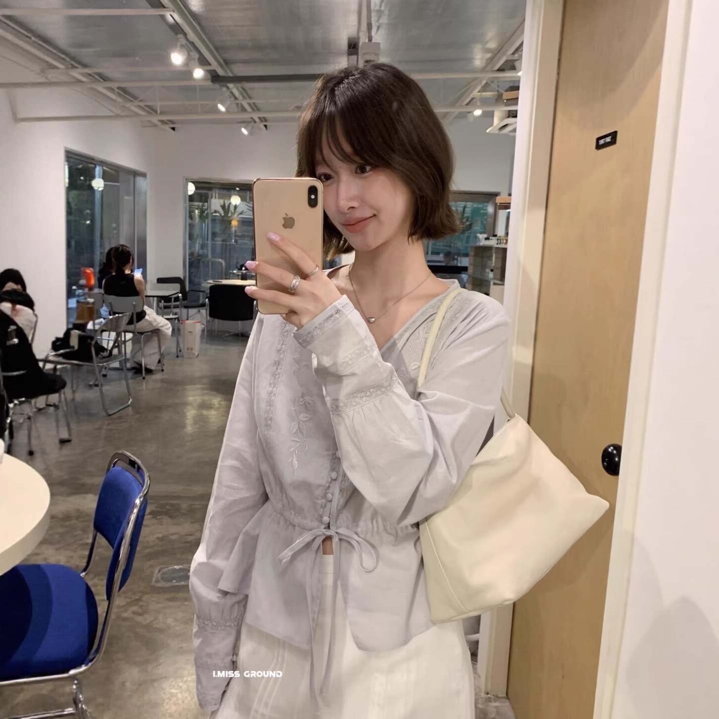 2026 初春韓国の優しいスタイル美しい綿麻刺繍レース V ネック長袖シャツ女性用 R60969