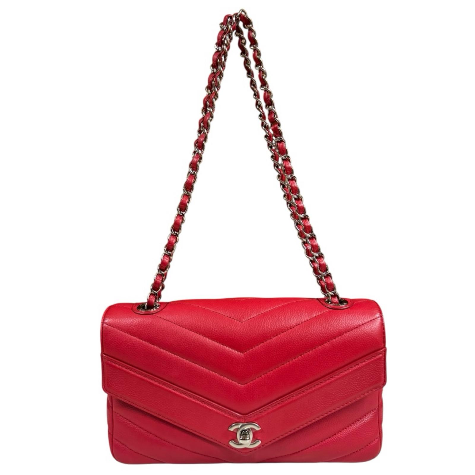 シャネル Vステッチ ショルダーバッグ レザー レッド CHANEL 中古 美品