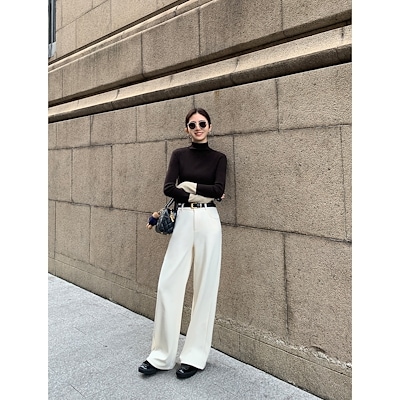 ベルベットのニットのワイドパンツの女性は秋冬にゆったりとしたカジュアルな筒の垂れ下がった感じのズボンを合わせます