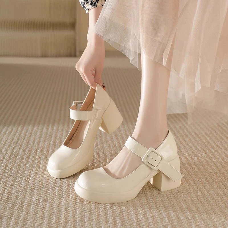 フレンチレトロなラウンドトゥの小さめの女性用ハイヒール履き口が浅く太ヒールの女性用小さな革靴ワンワードバックル付きの女性用メリージェーンシューズ