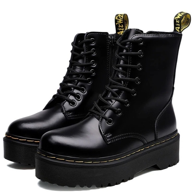 厚底ブーツ 本革の靴の表面 女子ブーツ 8穴の靴ひも 手縫い糸 太いかかと 滑り止めの靴底 靴のサイドファスナーデザイン