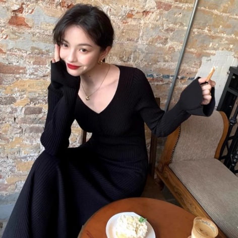 レディース ワンピース ドレス ロング 丈長 長袖 フリル袖 Vネック セミフレア ボタン 大人可愛い きれいめ シンプル カジュアル おしゃれ ラフ 都会的 ナチュラル 無地 秋 冬 発表会 OL