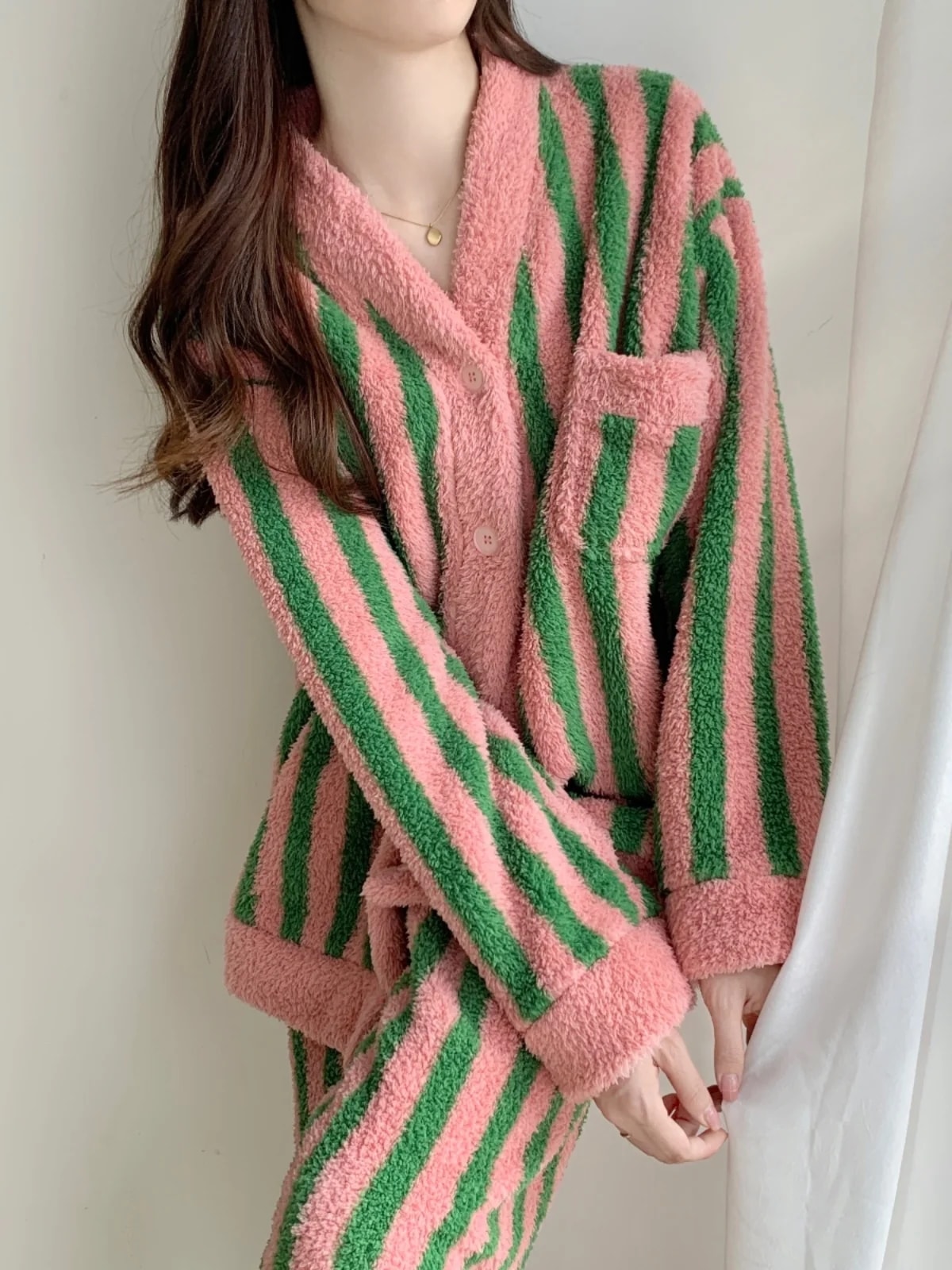 女性の冬のフリース裏地と厚みのあるコーラルベルベットパジャマハーフベルベットスーツホーム服秋/冬の新着 2024