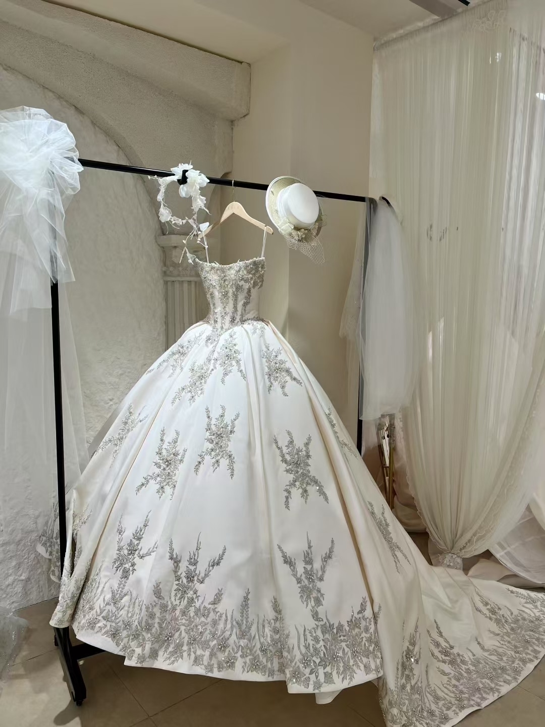 ウエディングドレス オフホワイト 韓国風ドレス キラキラのハンドビーディング キャミソール 光沢サテン 華やかなトレーン 結婚式